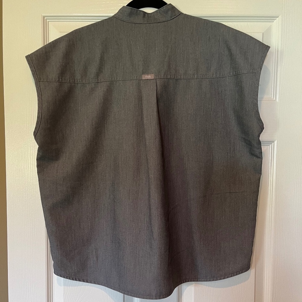 Figs Rafaela Three-Pocket Oversized Scrub Top - Picture 2 of 4